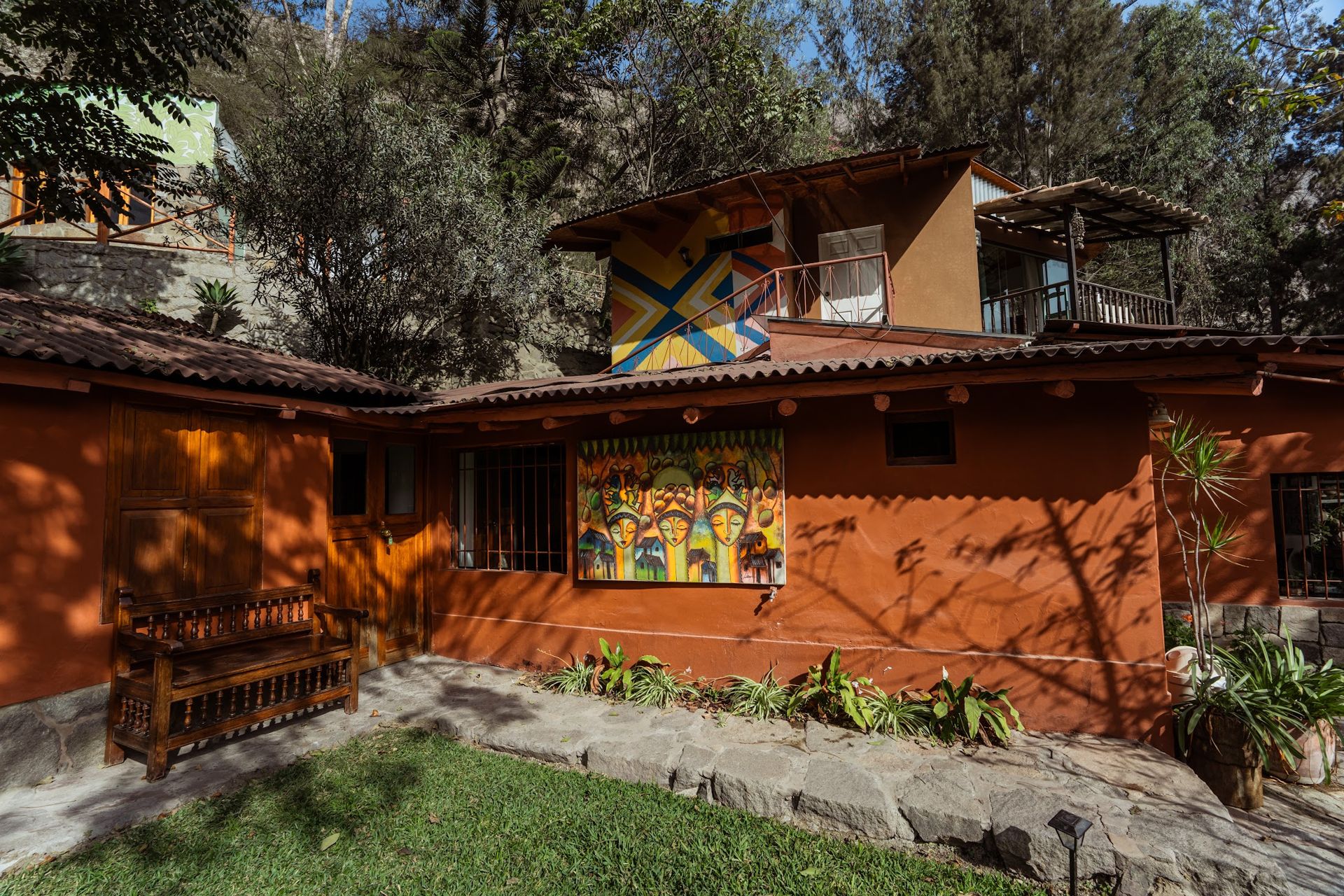 Bungalow de dos pisos con hamaca entre árboles en Santa Eulalia