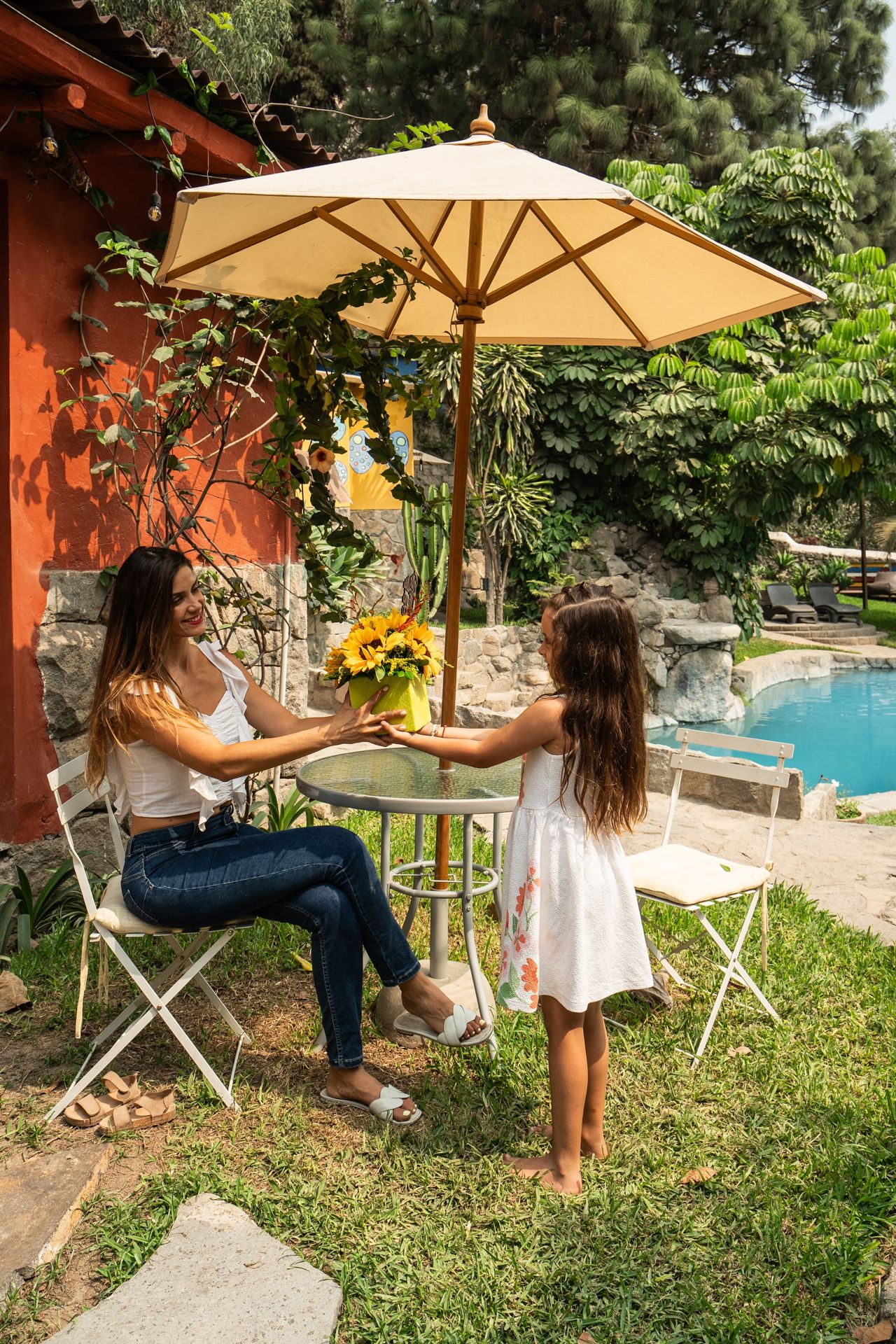 Madre e hija compartiendo en una mesa del jardín