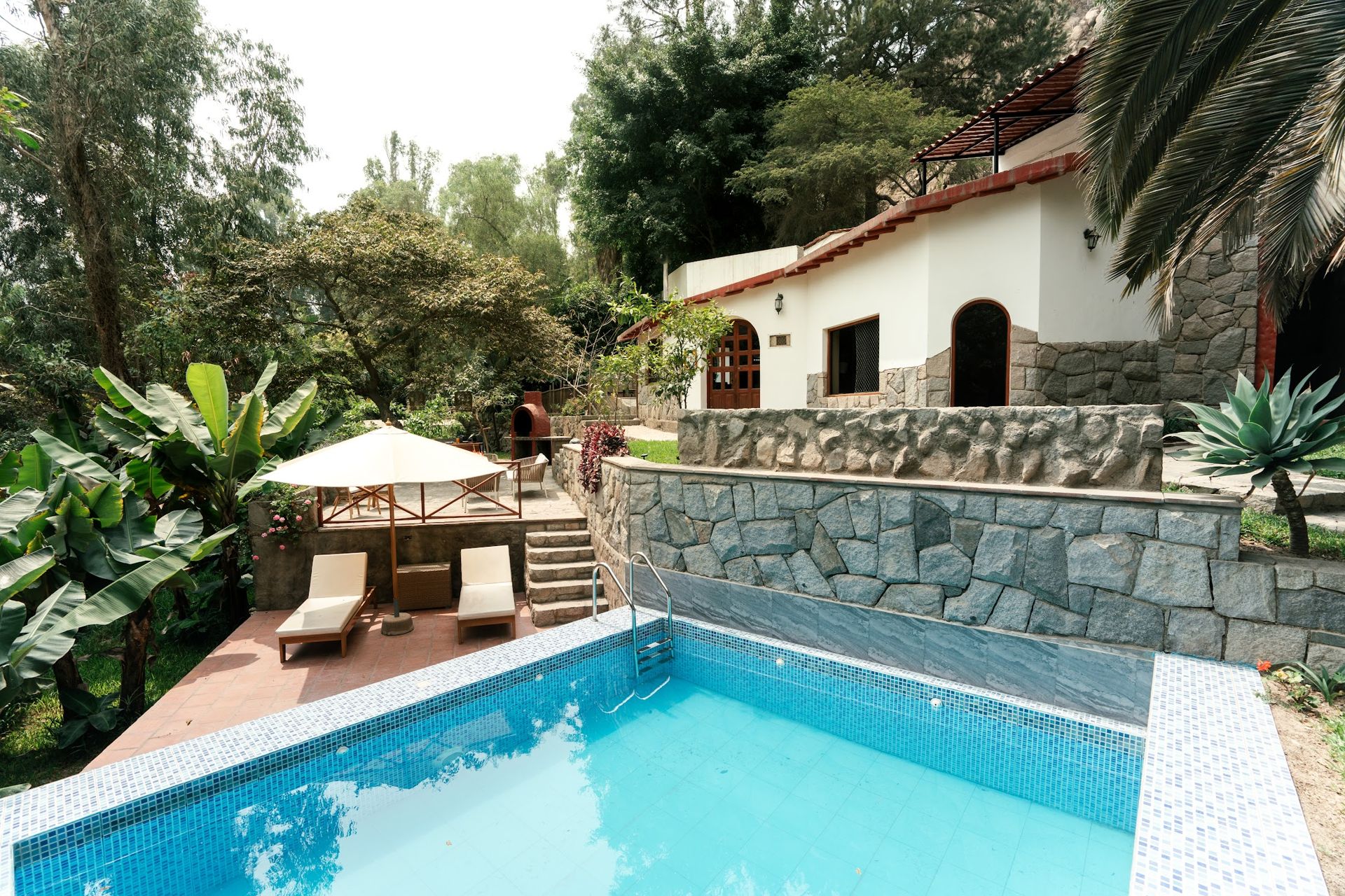 Piscina y jardines frente a la casa en Santa Eulalia